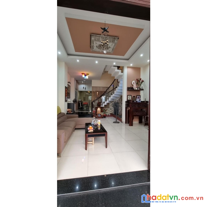 Vip,vip ngay vách  người nỗi tiếng. nghệ sĩ  thanh hằng. xe hơi chạy bốn phương – tám hướng .tối
