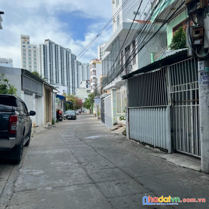 Chính chủ bán nhà đường sao biển, cách bãi tắm hòn chồng 200m, hướng đông.