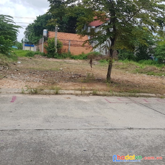 Bán gấp 2 lô đất 300m2 trong kdt gần siêu thị đông dân cư giá 1.5 tỷ 