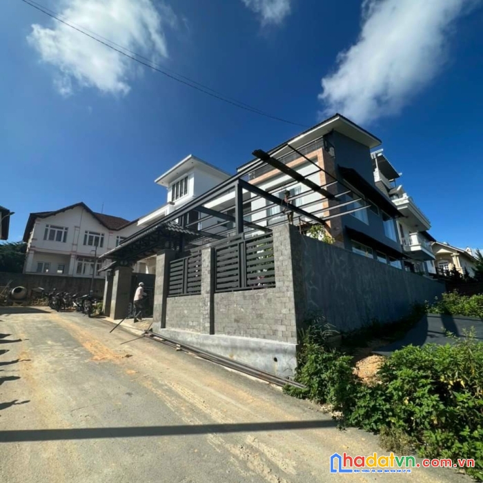 Cần bán căn biệt thự nghỉ dưỡng trên đường trần qúy cáp phường 9, tp. đà lạt, giá 18,5 tỷ