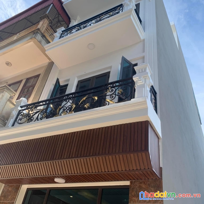 Nhả 3,5 tầng ngõ phố vũ hựu thanh bình, diện tích rộng, hướng nam ô tô đỗ trong nhà.