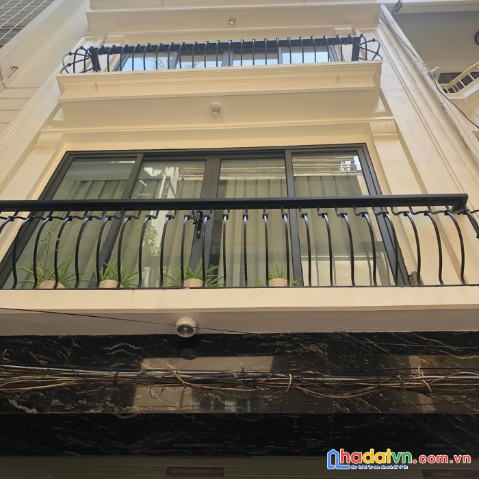 Bán nhà hoàng cầu, đẹp như biệt thự, 7 tầng, thang máy, ở cực đẳng cấp, giá 15.2 tỷ