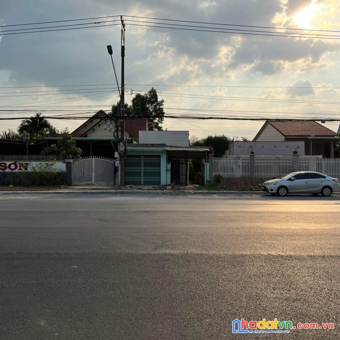 Bán nhà và đất mặt tiền đường 36m dt784 diện tích 484 m2