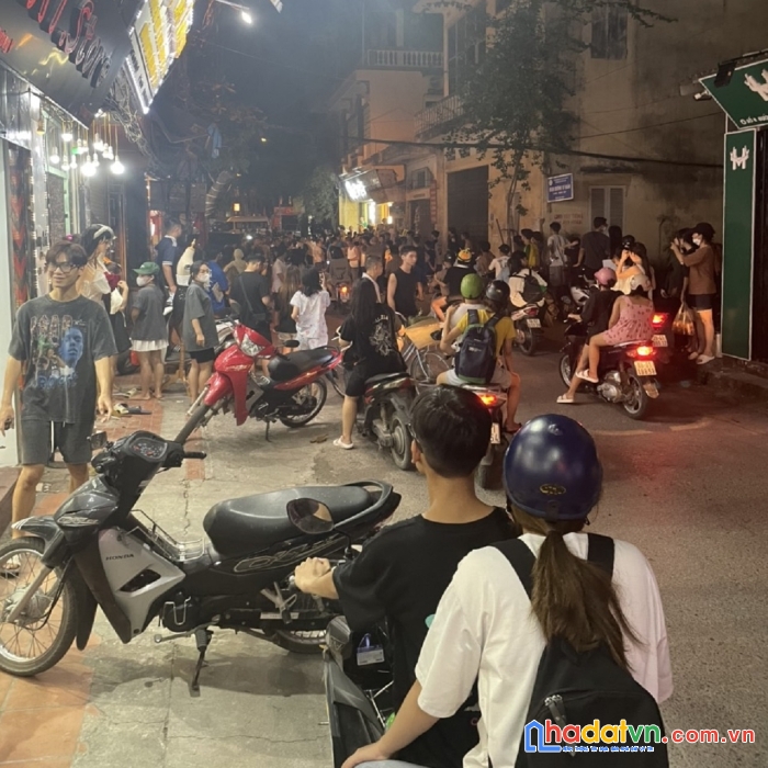 090922 bán gấp 100m2 đất kinh doanh trâu quỳ, gia lâm. mặt tiền 6m, phố tấp nập. lh 0989894845.