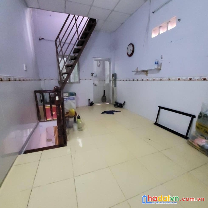 Bán nhà 3 tầng kênh tân hóa, hẻm ba gác, 17m2 chỉ 2.2 tỷ, sát mặt tiền