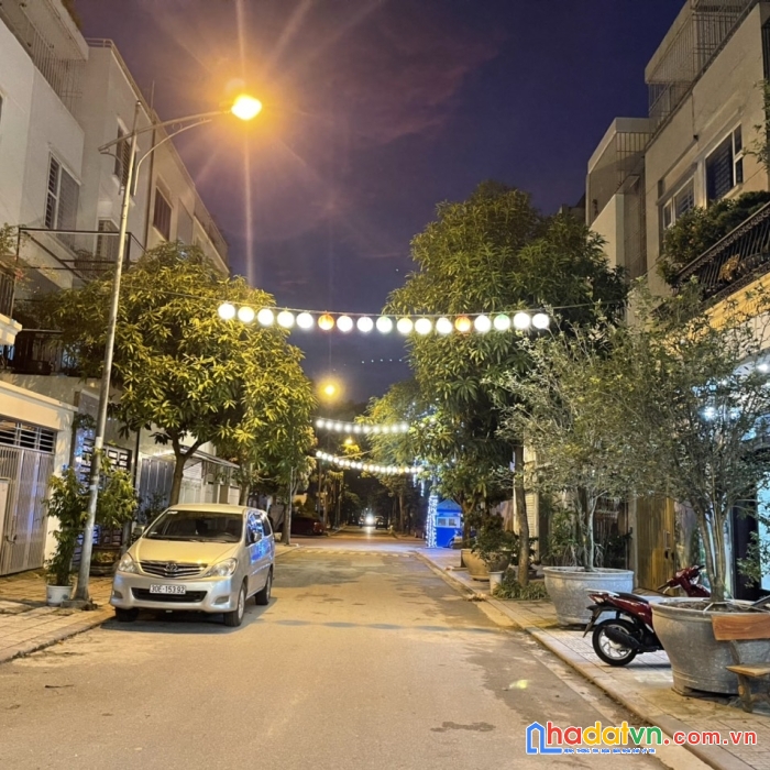 Bán nhà q.hà đông:tt12 lô 55 khu đt văn phú. 
dt  95m2x5t.mt 5m.giá 13,8 tỷ có tl