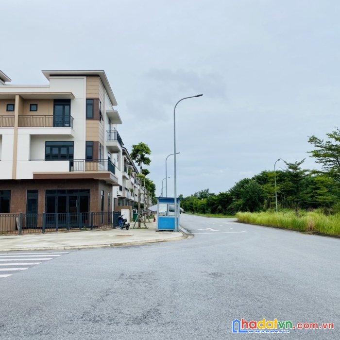 Căn nhà phố vt góc dt lớn đối diện trường học, trục phố đi bộ 26m kinh doanh sầm uất