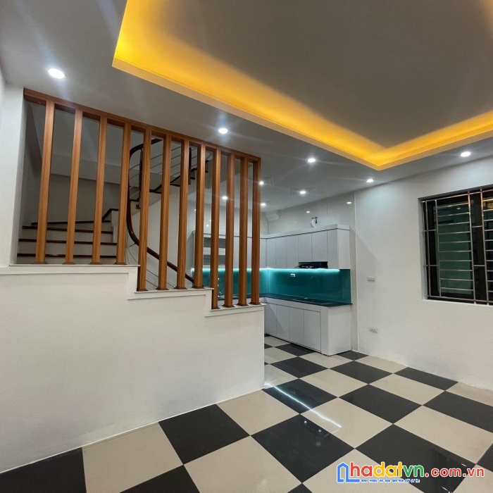 Bá nhà ngô gia tự long biên .diện tích 35 m. 5 tầng . mặt tiền 5 m. giá 3.75 tỷ