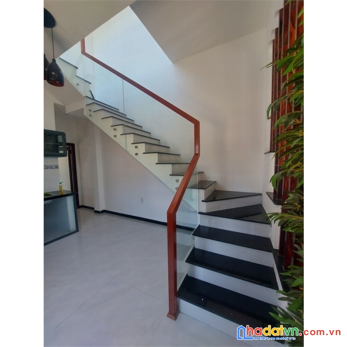 Nhà mới. dòng tiền 10tr. nhà 2 tầng, 100m2 x 2t, đường điện biên phủ mà chỉ hơn 2 tỷ