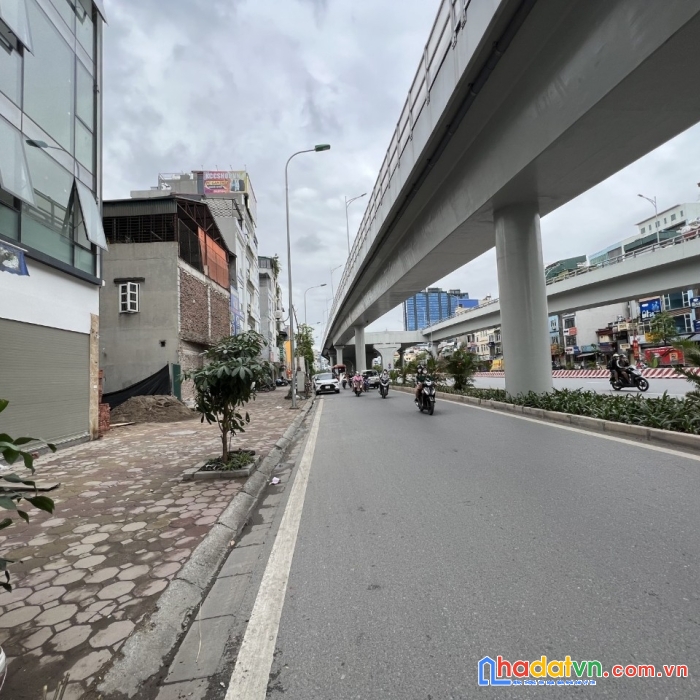 Nhà mặt phố thông số đẹp, vỉa hè rộng , kinh doanh rất tốt, văn phòng. 0589593999.