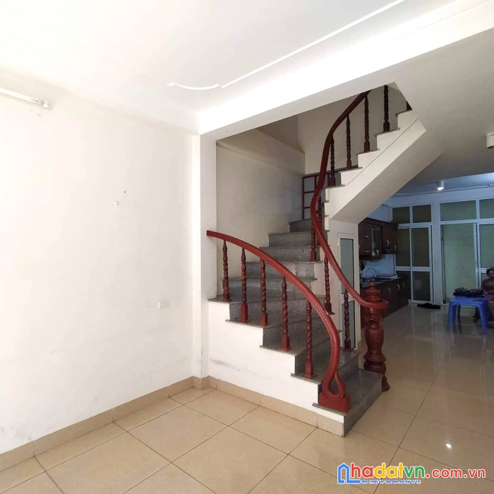 Bán nhà phố trạm, dân xây chắc chắn, ngõ thông ô tô vào nhà, 56m2x4,5m