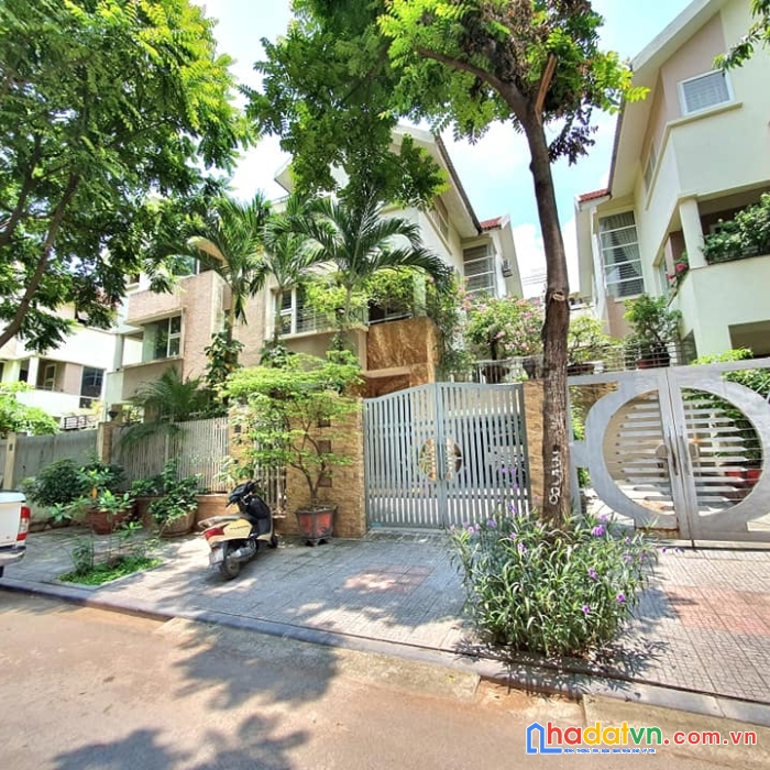 Bán biệt thự việt kiều châu âu, 140m2, 3t, 10m tiền, đơn lập, 2 mặt tiền, giá 25 tỷ.