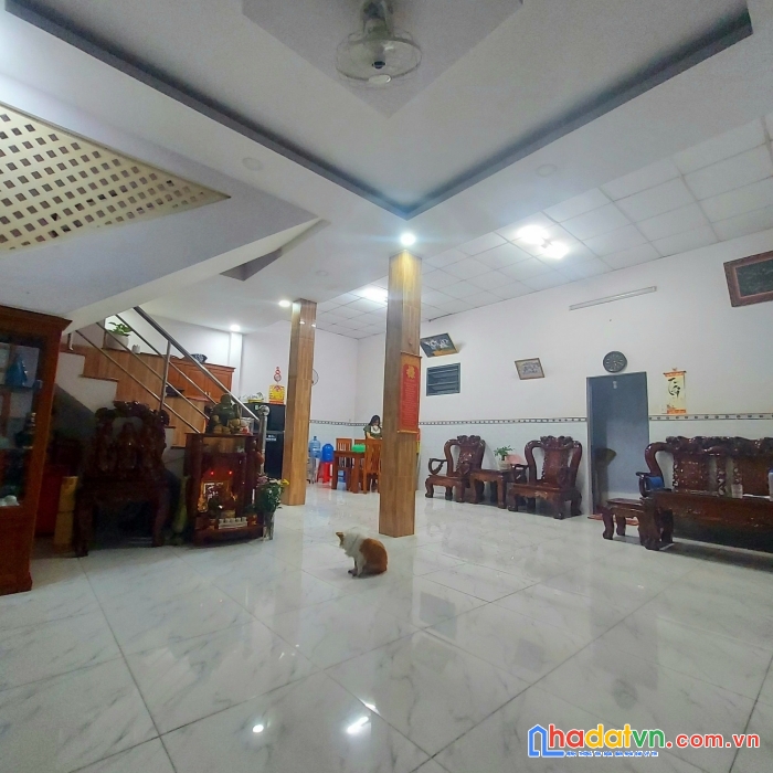 Bán nhà thoại ngọc hầu gần âu cơ, dt 7.6 x 11, 3 tầng, 3pn giá 6.5 tỷ.