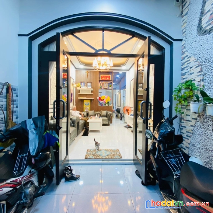 Nhà đẹp lung linh, bán gấp,cách mạng tháng tám p5,tân bình,giá chốt bất ngờ.