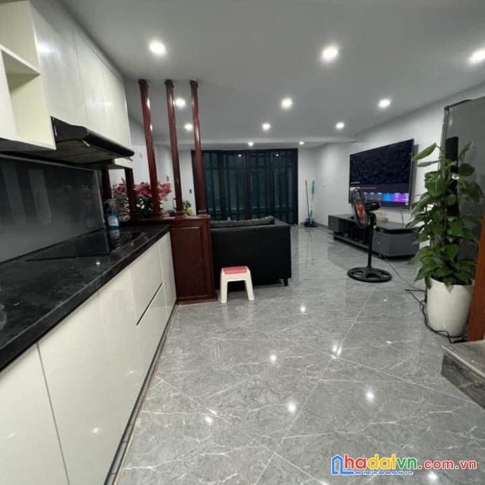Bán nhà ngọc thụy long biên . diện tích 38 m. 5 tầng . mặt tiền 4.4 m. giá 3.85 tỷ