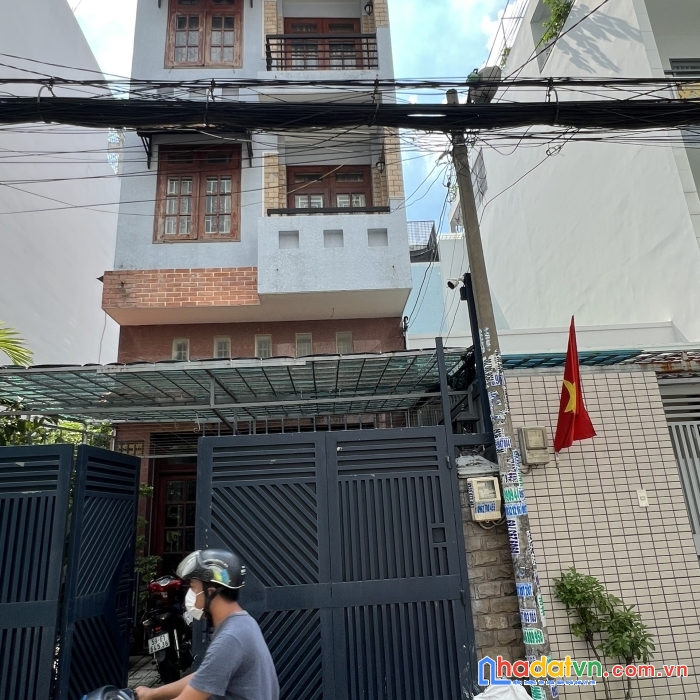 Bán nhà mặt tiền đường số 7 ,phường 11 quận gò vấp 
bán 2 căn liền kề nhau 1 đất 4m x15m 1 nhà