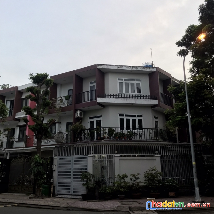 Nhà liền kề, ngang 5 (3tầng), đường trước nhà 50m, dt 90m2, vỉa hè 10m,  giá rẻ cần sang nhượng