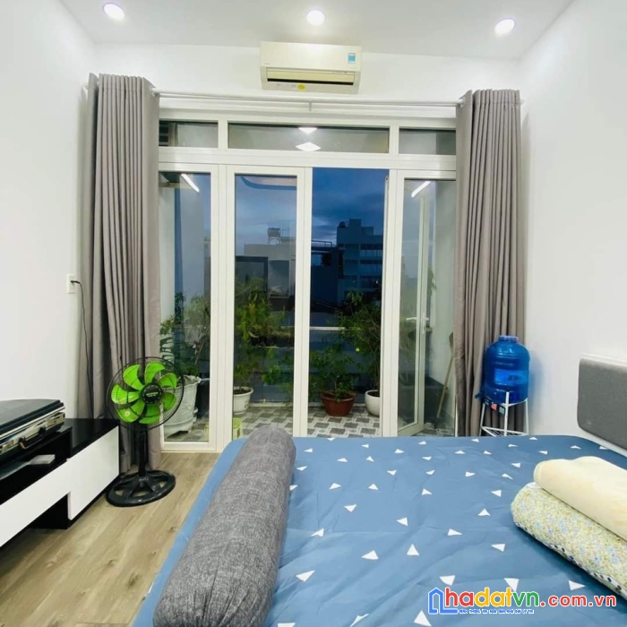 Bán nhà hxt tránh,cmt8 ,tân bình,sát quận 1,dt 60m2 ,4pn,4wc,sổ nở hậu tài lộc,tặng toàn bộ nội