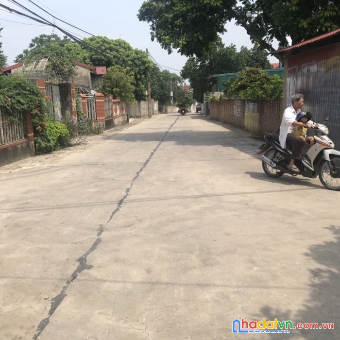 Chính chủ tên e bán 208m2 vụ bản, minh trí, sóc sơn. giá chỉ 10,x tr/m2. ( x mầm non)
