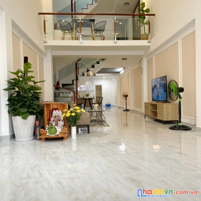 Nhà nở hậu hẻm thành thái trệt,3 lầu,sân thượng. 108m2. giá 14,5 tỷ tl