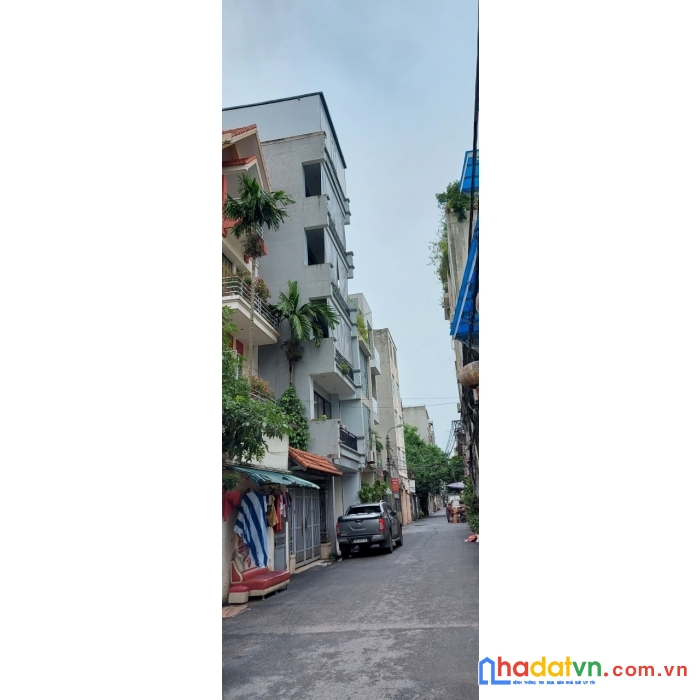Nhà mới kính kong, xe tải 5 tấn đỗ cửa, vios  ngủ trong nhà lạc long quân