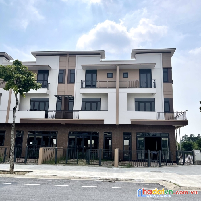 Chính chủ bán shophouse mặt phố đi bộ 26m chỉ 8 tỷ xxx cách long biên 10km