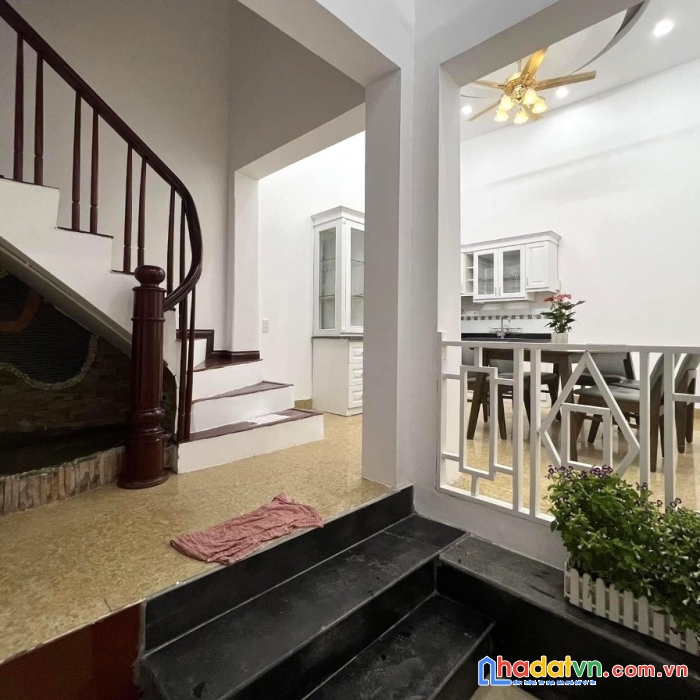 Bán nhà phố giải phóng: 40m2, mt 3.9m, 4 ngủ, nhỉnh 4 tỷ, ngõ ô tô tránh, sát chợ.