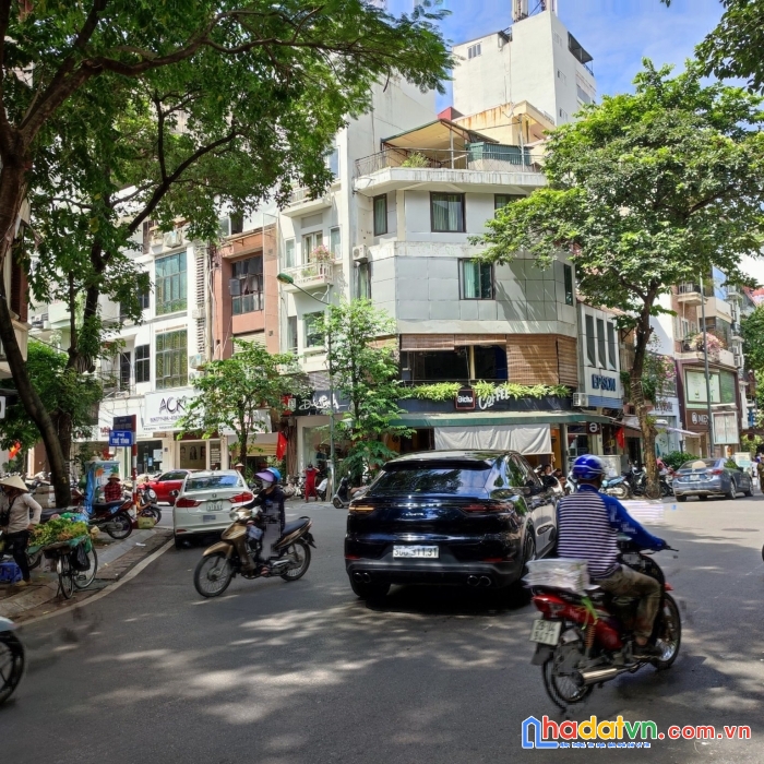 Nhà mặt phố tuệ tĩnh hai bà trưng
   đã nhiều năm chỉ ngồi thu tiền
