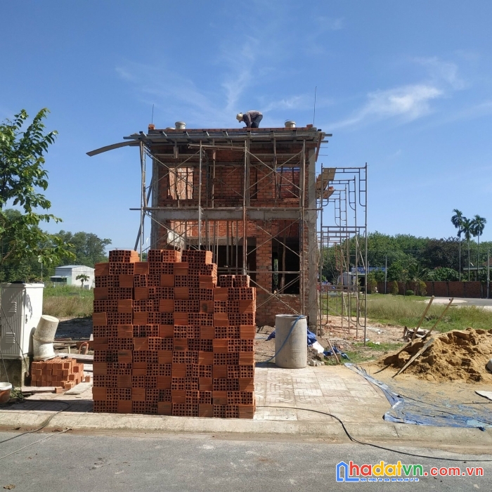 Vỡ nợ cần ra gấp ngay trung tâm hành chính huyện