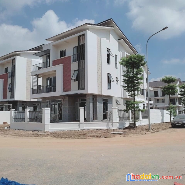 Biệt thự đơn lập góc vườn hoa siêu đẹp. đối diện công viên , trường học, lại còn hướng nam nữa.
