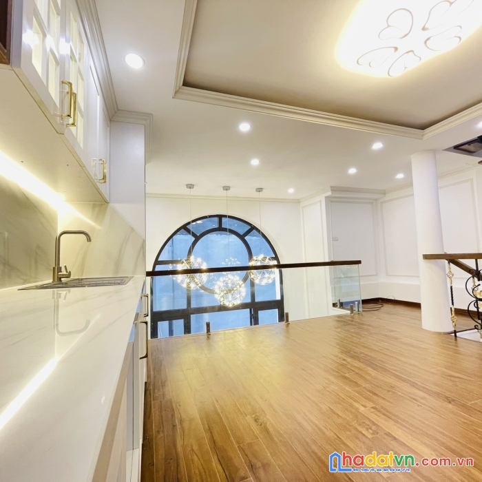 Trung tâm quận - nhà 5 tầng lô góc - kinh doanh - hiện đại