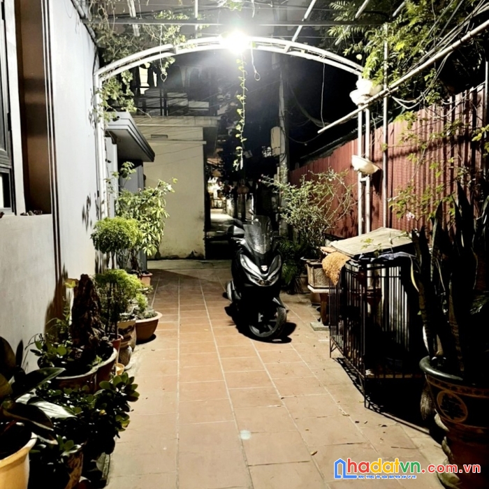 Biệt thự sân vườn âu cơ, sát hồ tây, dt 150m2, 3t, ôtô vào nhà giá chỉ 11,3 tỷ.