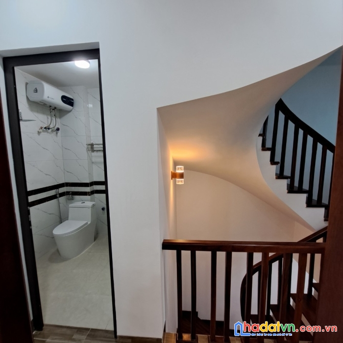Bán căn nhà duy nhất tại hồ hoàng cầu 50m2, 5 tàng , ôtô đỗ cổng. 0589593999.