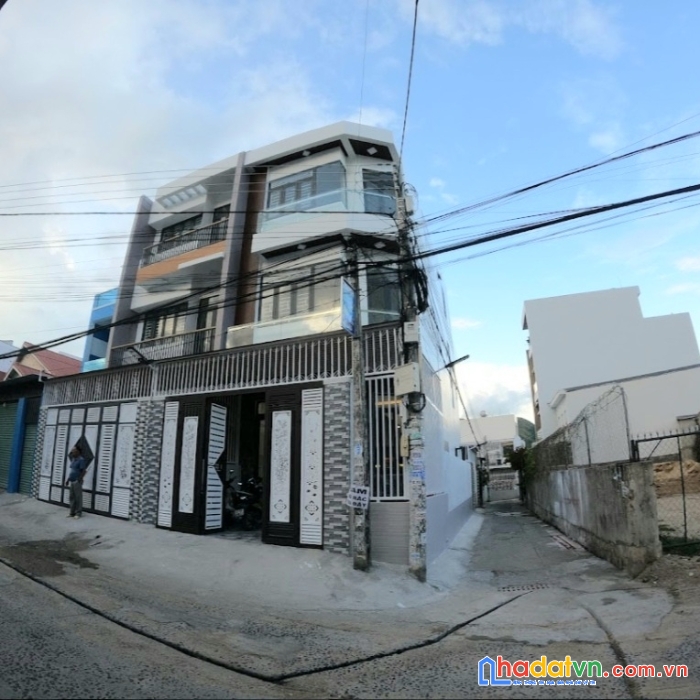 Bán căn góc nhà 3 tầng mặt đường ô tô tránh nhau cách biển 900m giá chỉ 4 tỷ 6