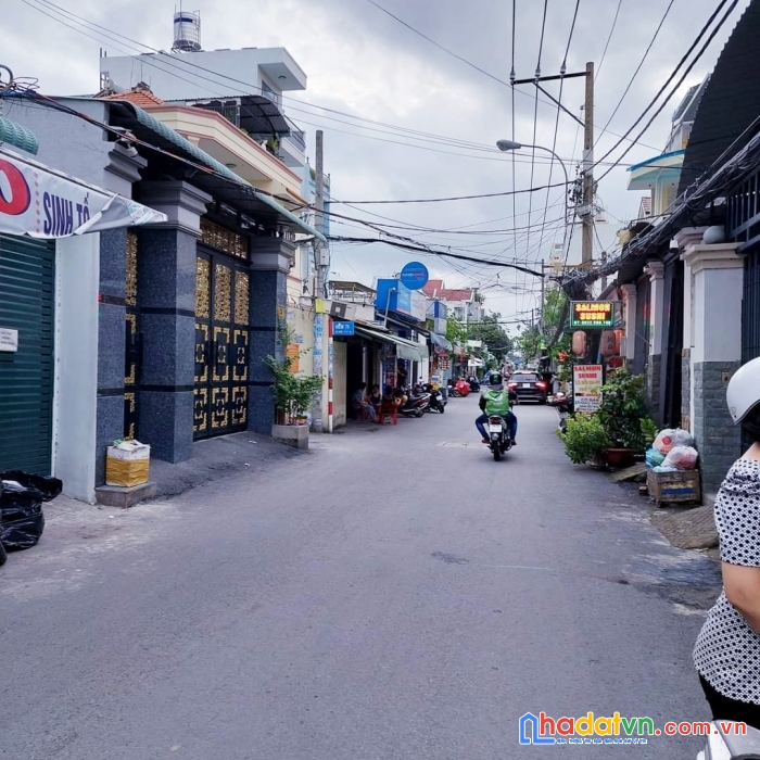 Bán nhà mặt tiền  đường số 17 dt 99 m  ngang  6 x 17.8 m q7 có  100 triệu.. m 
dòng tiền thuê