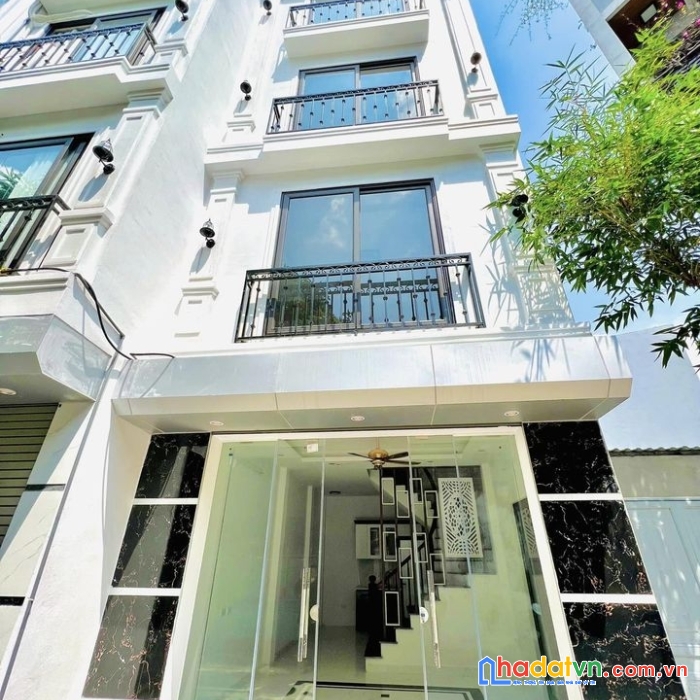 Bán nhà ngã tư cổ linh - thạch bàn 5 tầng x 40m2, ngõ oto 7 chỗ ra vào.lh 0969346836