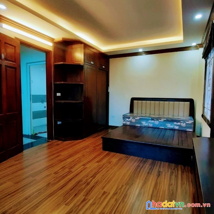 Bán nhà trung tâm cầu giấy lô góc sát phố mặt tiền 5.7m chỉ 5 tỷ 450