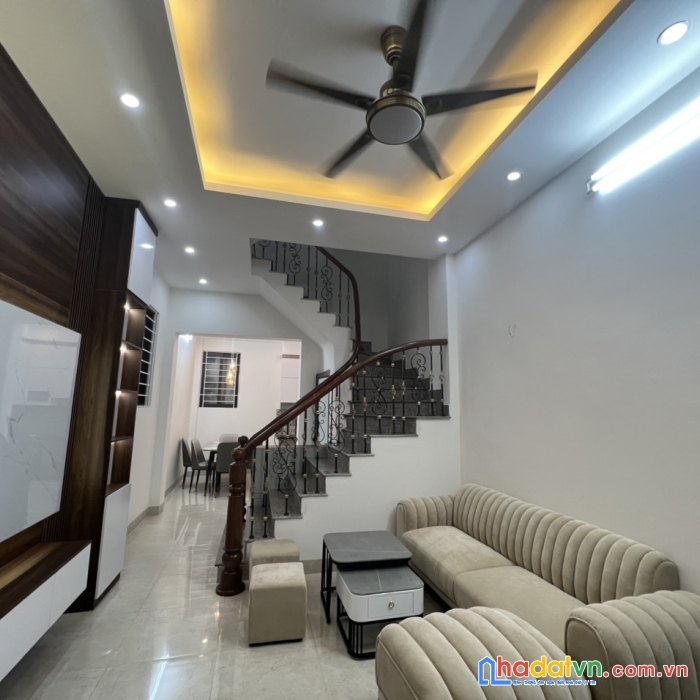 Bán nhà ngõ 413  giải phóng: 42m2, 5 tầng, mt 4m, 4 ngủ, ô tô đỗ 10m, sát chợ.