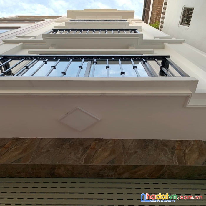 Bán nhà cầu giấy 3 tỷ - hoàng quốc việt 37m2 x 5t mt 4.4m 3.7 tỷ, nhà mới - sát phố
