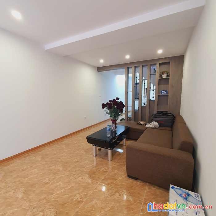 Trần quốc hoàn 68m2, 3 tầng, mt 4.2m, oto kinh doanh. chỉ 5.5 tỷ