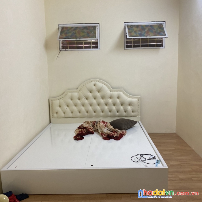 Cc cần bán nhà, lô góc phố hào nam, dt 20m2, 5 tầng, mt 3.2m,  nhỉnh 2 tỷ