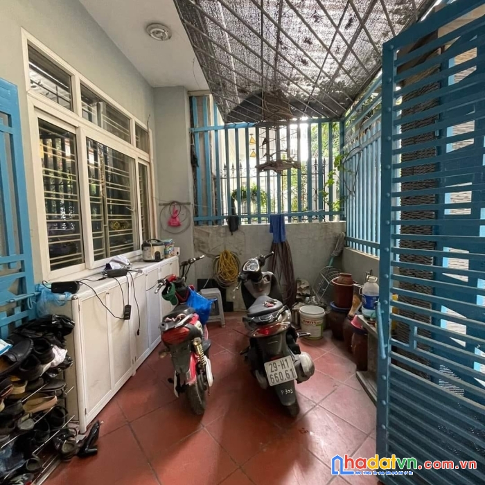 Bán nhà nguyễn văn cừ, long biên, 85m2 x 4 tầng, mặt tiền 5,5m, gần phố, có sân trước, ô tô vào nhà