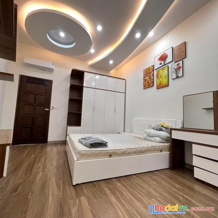 Bán nhà lạc long quân tây hồ 40m2 giá nhỉnh 6tỷ oto đỗ cửa