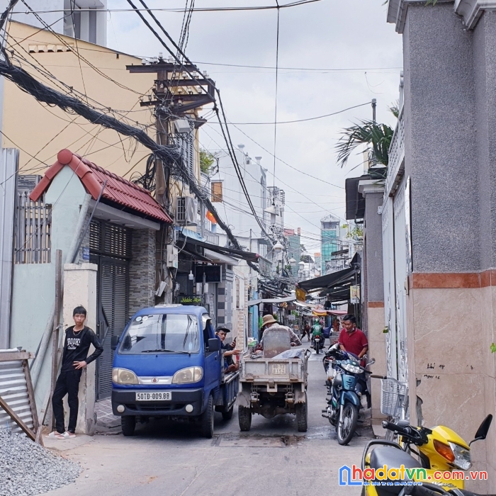 Hẻm xe hơi dt 66 m 4.7 x 15.5 m đoàn văn bơ q4 - 2 tấm có 5 tỷ ..