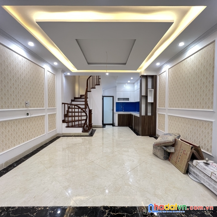 6.8 tỷ. ô tô 7 chỗ đỗ cửa, 44m2 5 tầng, khu phân lô quân đội lạc long quân, tây hồ