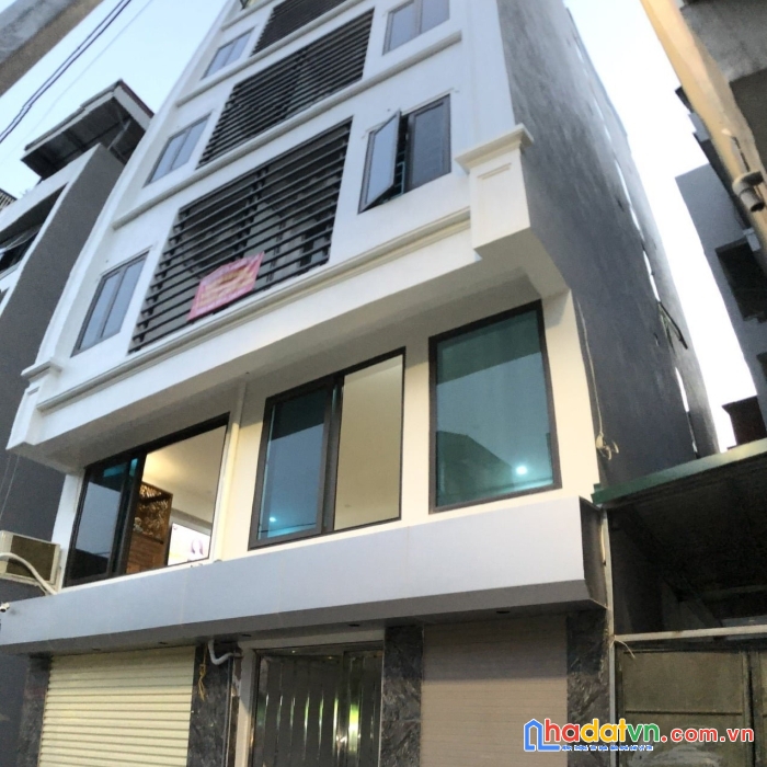 Cho thuê nhà mp trung kính 68m2 ngõ xe tải. 15tr/tháng. vỉa hè 8m. có hầm xe. 7pn