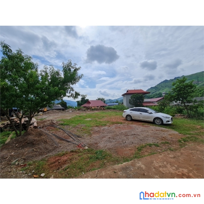 Bán đất hin phá mộc châu, cách đường lên bản du lịch cộng đồng tà số 200m, giá 899 triệu, tổng