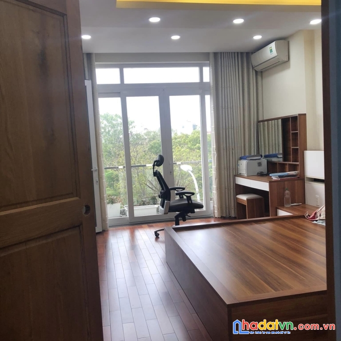Nhà đẹp  xe hơi ngủ trong nhà, view công viên, 2 mặt đường, giáp đại lộ võ văn kiệt.