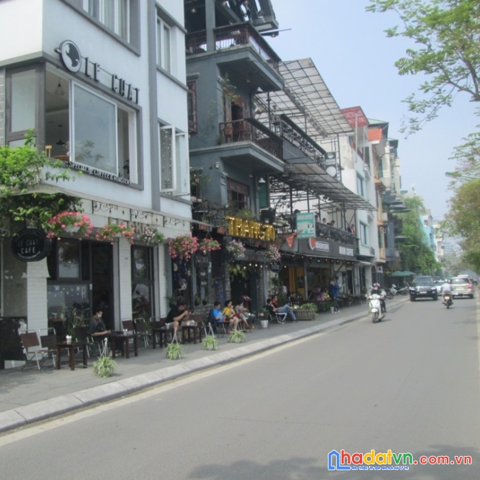 Bán nhà mặt phố trích sài, lô góc 3 mặt thoáng, kinh doanh sầm uất.