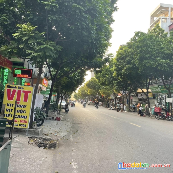 Mặt phố mậu lương hà đông kinh doanh sầm uất, vỉa hè, đường phố rộng, xung quanh là chợ, trường